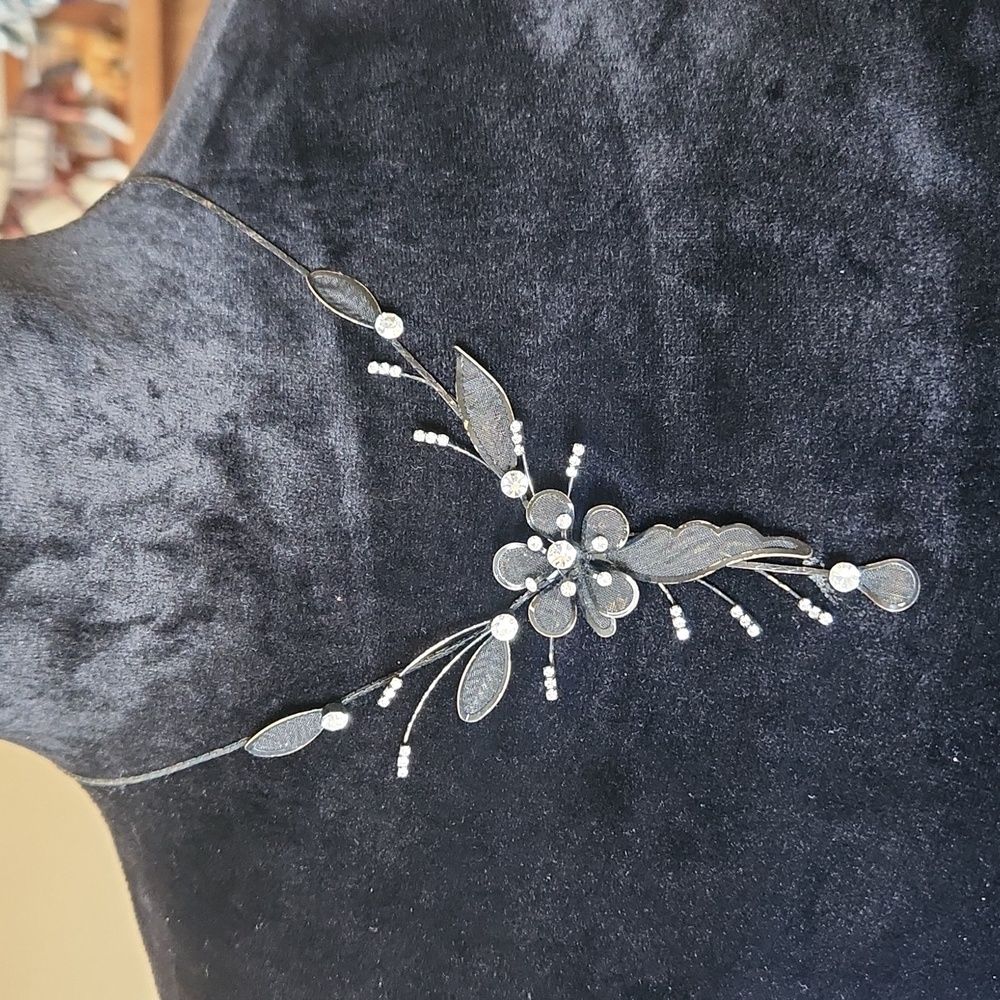 Black Flower and Gem Jewelry Set